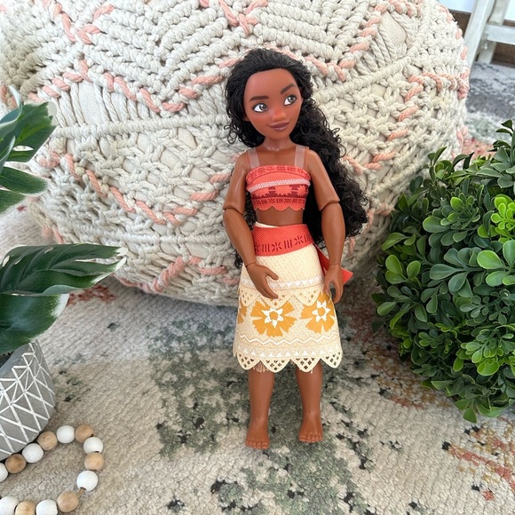Disney Store Classic Moana Barbie Style Doll 11" Articulated Arms - Picture 5 of 9
